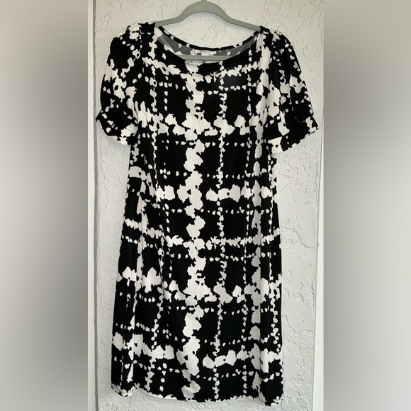 dressbarn Dresses & Skirts - Dressbarn Monochrome Patterned Dress